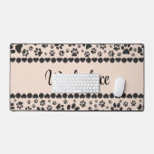 ウェルカムドッグポーズブラック&ホワイト水玉模様オンピンク デスクマット (キーボード&マウス)