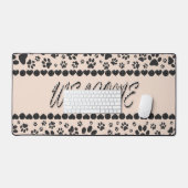 ウェルカムドッグポーズブラック&ホワイト水玉模様オンピンク デスクマット (キーボード&マウス)