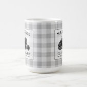 ウェルカムファミリーネームファームトラクターホワイトプレイドラージ コーヒーマグカップ (中央)