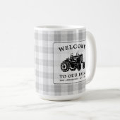 ウェルカムファミリーネームファームトラクターホワイトプレイドラージ コーヒーマグカップ (正面右)