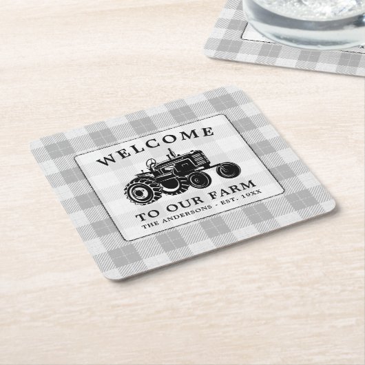 ウェルカムファミリーネームファームトラクターホワイトプレイド スクエアペーパーコースター (アングル)