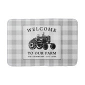 ウェルカムファミリーネームファームトラクターホワイトプレイド バスマット (正面)