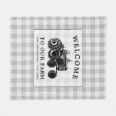 ウェルカムファミリーネームファームトラクターホワイトプレイド フリースブランケット (正面(横))