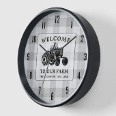 ウェルカムファミリーネームファームトラクターホワイトプレイド 壁時計 (傾斜)