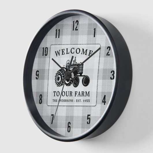 ウェルカムファミリーネームファームトラクターホワイトプレイド 壁時計 (傾斜)