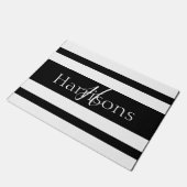 ウェルカムブラック&ホワイトストライプシズモノグラムファミリー ドアマット (アングル)