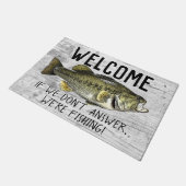 ウェルカムベース魚釣りおもしろいコテージファミリー ドアマット (アングル)