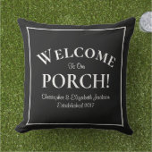 ウェルカムポーチカスタムファミリーブラック&ホワイトモダン アウトドアクッション (芝生)