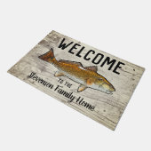 ウェルカム魚釣りレッドフィッシュファミリーネームホームコテージ ドアマット (アングル)
