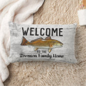 ウェルカム魚釣りレッドフィッシュファミリーネームホームコテージ ランバークッション (ブランケット)