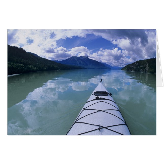 ウェルズのAzure Lakeの湖畔でのカヤック (正面横)