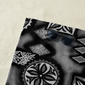 ウェーブウォリアー初期のルハワイアンタパ – グレー ビーチタオル (インサイチュ)