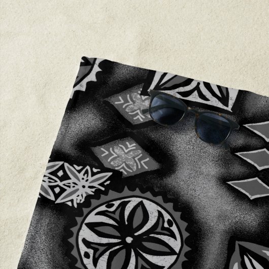 ウェーブウォリアー初期のルハワイアンタパ – グレー ビーチタオル (インサイチュ)