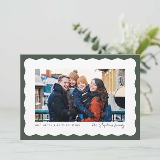 ウェーブエッジのフレームかわいい緑のクリスマスの写真 シーズンカード (スタンド正面)