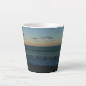 ウェーブクラッシングアットサンセットビーチ風景 カフェラテマグ (正面)