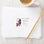 ウェーブヘアの可愛い女の子のヘアスタイリング ブランディング ラベル (インサイチュ)