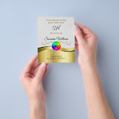 ウェーブ状のゴールドデコレーションが施されたライトグレーのロゴモノグラムのフライヤー チラシ (手)