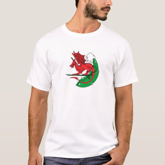 ウェールズのドラゴンのサーフィン Tシャツ (正面)