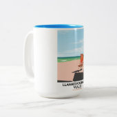 ウェールズの海辺の町 Llanbedrog ビーチの旅行ポスター ツートーンマグカップ (正面左)