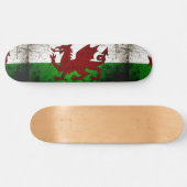 ウェールズの黒くグランジな旗 スケートボード (横)