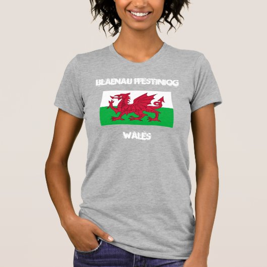 ウェールズ国旗を持つBlaenau Ffestiniog, Wales Tシャツ (正面)