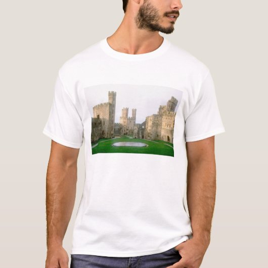 ウェールズ、カーナーヴォン城、エドワードの2つの Tシャツ (正面)