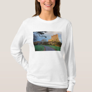 ウェールズ - セント近くのプライベートウェールズ城 Tシャツ