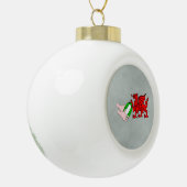 ウェールズ・ラグビーチーム・ドラゴンとラグビーボール セラミックボールオーナメント (左)