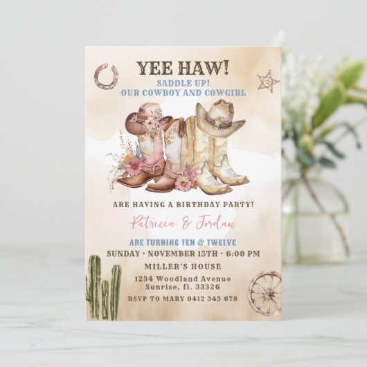 ウエスタンカウボーイ女性のカーボーイ兄弟姉妹ツイン誕生日 招待状 (スタンド正面)