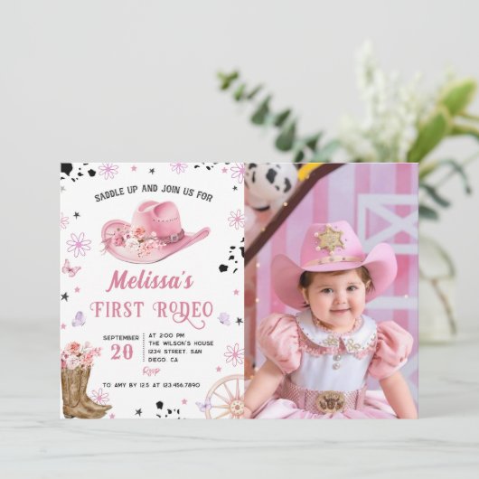 ウエスタンファーストRodeoワイルドウエスト女性のカーボーイ誕生日 招待状 (スタンド正面)