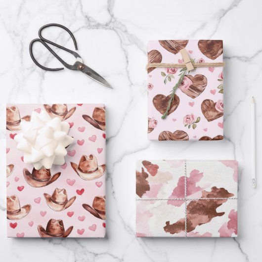 ウエスタンブラウンピンク女性のカーボーイハッツハート誕生日 ラッピングペーパーシート (正面)