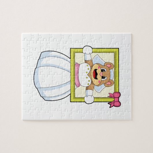 ウエディングドレスと写真立てをした花嫁としてのクマ ジグソーパズル (横)