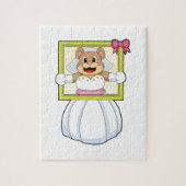 ウエディングドレスと写真立てをした花嫁としてのクマ ジグソーパズル (縦)