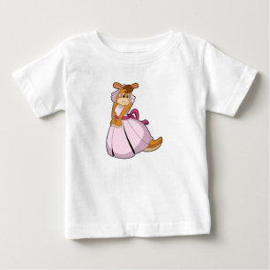ウエディングドレスを着た花嫁のキリン ベビーTシャツ
