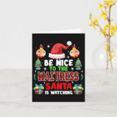 ウエートレスに優しいサンタはクリスマスさんを見ている カード (黄色い花)