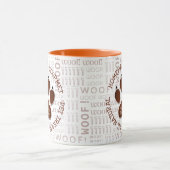 ウォフアート&ドッグポーズインブラウン名前をカスタムする マグカップ (中央)