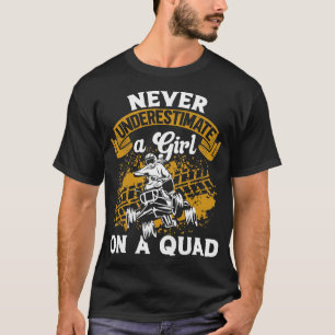 ウォメンズクワッドバイクもしくは自転車に乗る人おもしろい女の子を過小評価しない Tシャツ