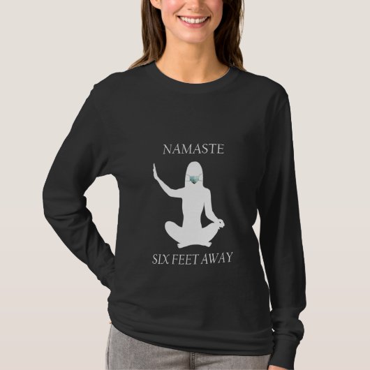 ウォメンズナマステ6足遠くに6フィートYoga Meditation Tシャツ (正面)