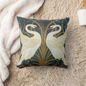 ウォルタークレーン白鳥、ラッシュとアイリスアールヌーボー クッション (ブランケット)