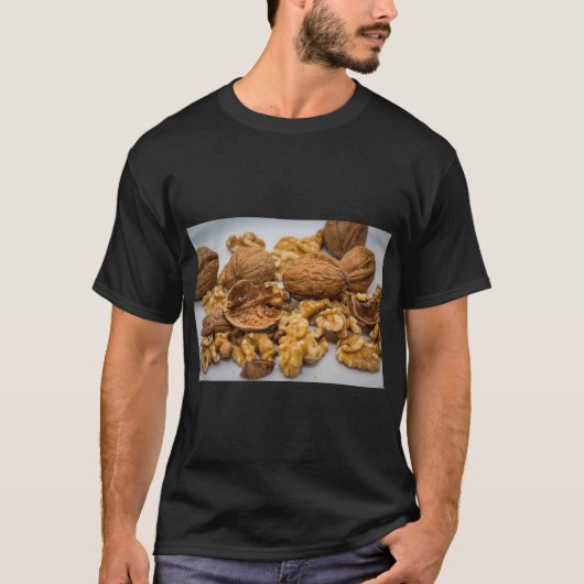 ウォルナット デザイン - 永遠のスタイルと自然の力 Tシャツ (正面)