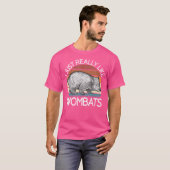 ウォンバットが本当に好きなオーストラリアの野生哺乳動物 Tシャツ (正面フル)