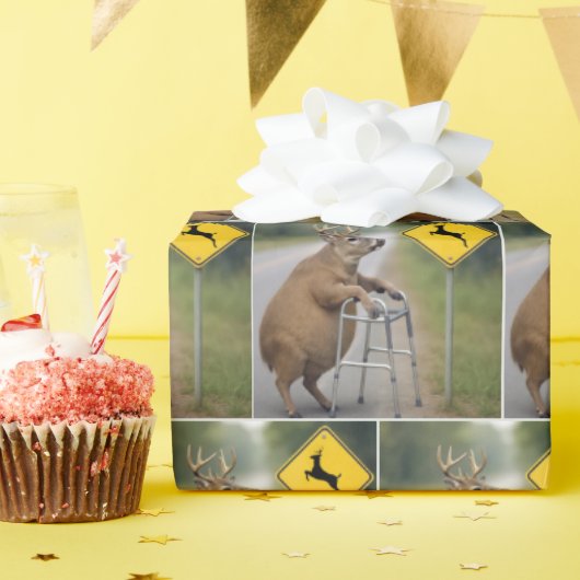 ウォーカーに寄り添った老鹿 ラッピングペーパー (誕生日パーティー)