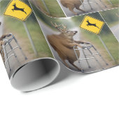 ウォーカーに寄り添った老鹿 ラッピングペーパー (ロールコーナー)