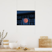 ウォークウェイ橋の下で月が昇る ポスター (キッチン)