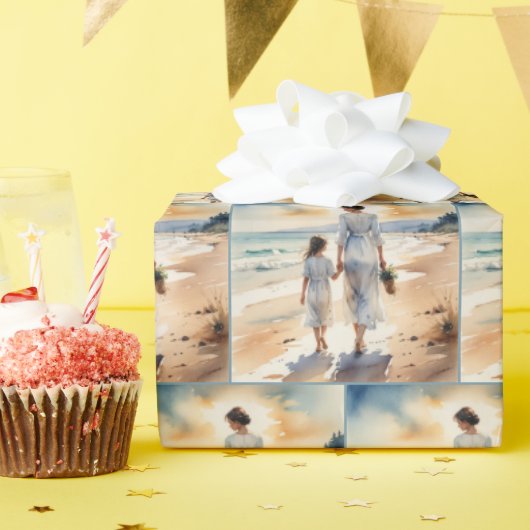 ウォーターカラーの浜辺の散歩: 女性と子供 ラッピングペーパー (誕生日パーティー)