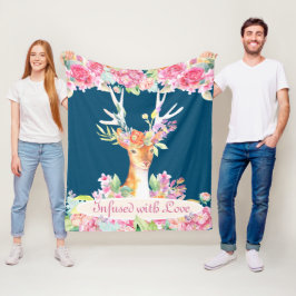 ウォーターカラーの花と角のある鹿, ネイビーとピンク フリースブランケット
