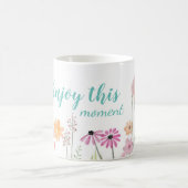 ウォーターカラーの花畑 今この瞬間を楽しむ コーヒーマグカップ (中央)