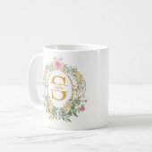 ウォーターカラーの花輪とゴールドのイニシャルモノグラム コーヒーマグカップ (正面左)