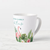 ウォーターカラートロピカルフローラファミリービーチハウスティール（緑がかった色） カフェラテマグ (右アングル)