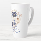 ウォーターカラーネイビーブルーの花束のオーダーメイド カフェラテマグ (右アングル)